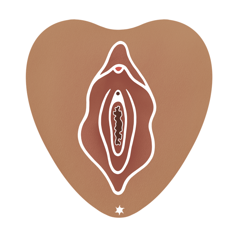 Ansicht einer Vulva in mittlerer Hautfarbe und bräunlichen Vulvalippen. Die Vulvalippen sind geöffnet, sodass das Hymen und die Eingänge zu Vagina und Harnröhre erkennbar sind.