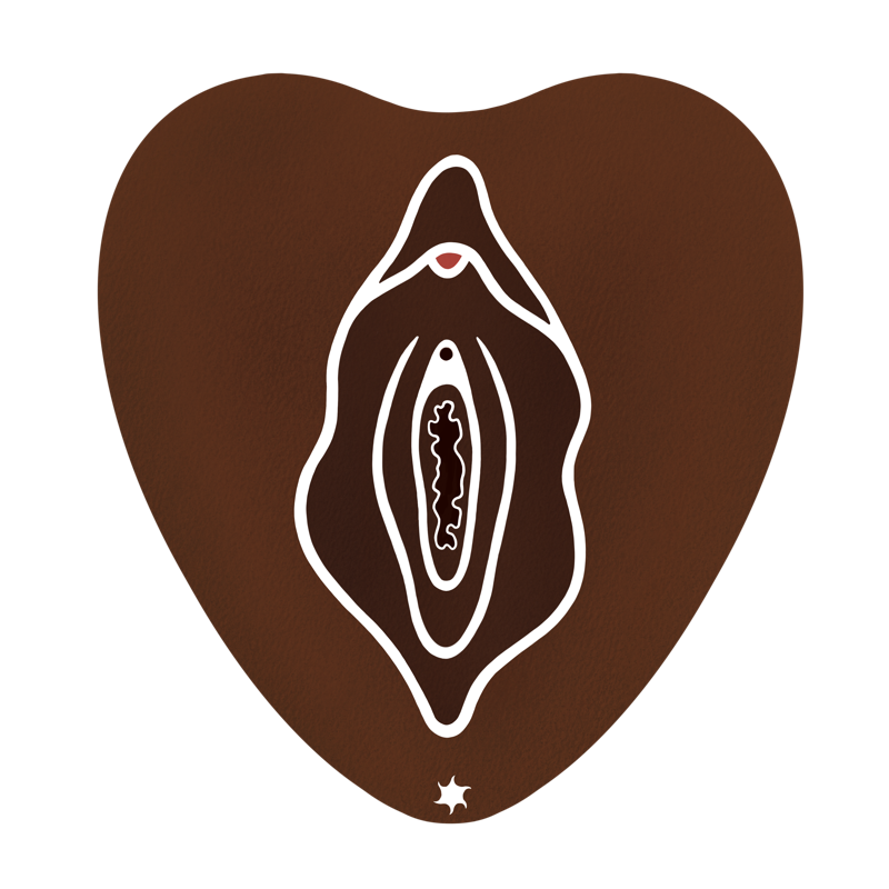 Ansicht einer Vulva in dunkler Hautfarbe und bräunlichen Vulvalippen. Die Vulvalippen sind geöffnet, sodass das Hymen und die Eingänge zu Vagina und Harnröhre erkennbar sind.